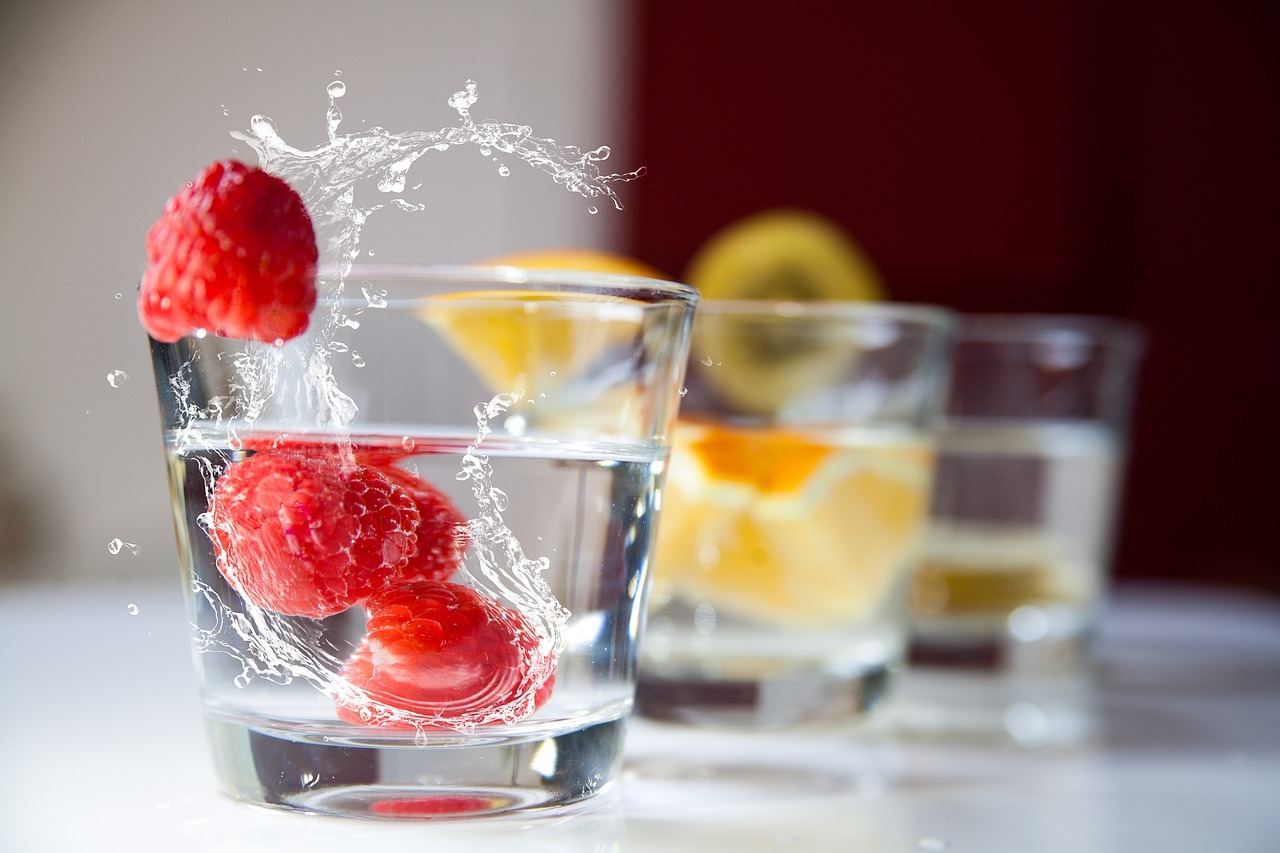 Glasses of water with slices of fruit