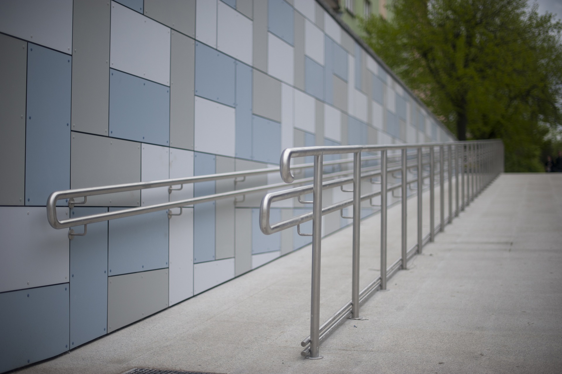 Wheelchair ramp with guardrails